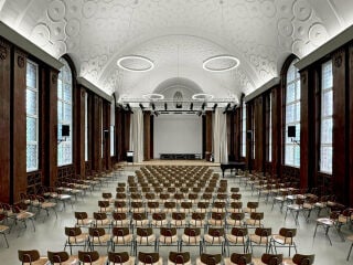 Mit der Sanierung der Fichtenberg-Oberschule entstand ein Pilotprojekt für die denkmalgerechte Instandsetzung von Schulgebäuden im Rahmen der Berliner Schulbauoffensive. 