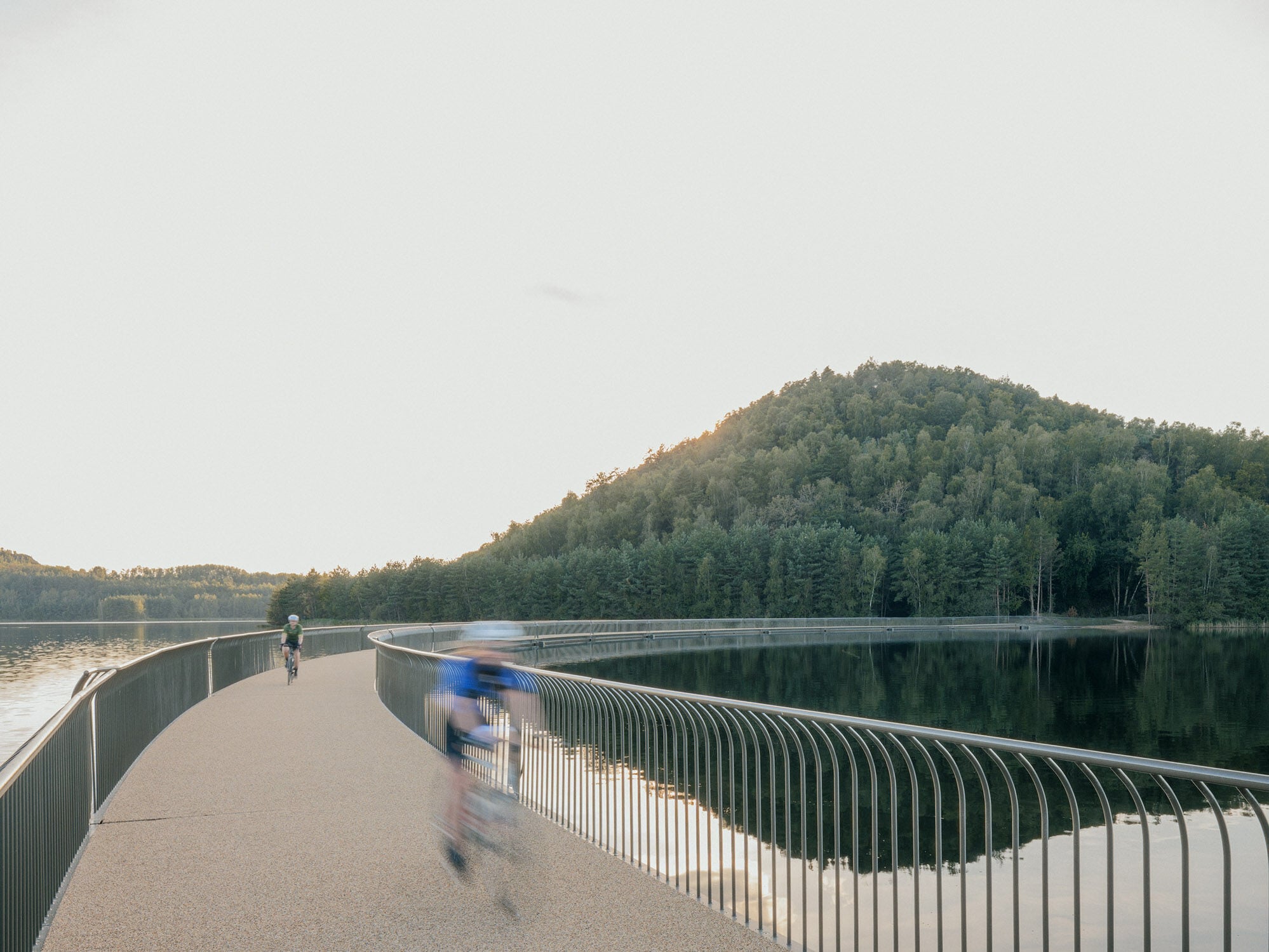 Die rund 400 Meter lange schwimmende Brücke ist laut den Landschaftsarchitekt*innen die längste ihrer Art in Belgien. 