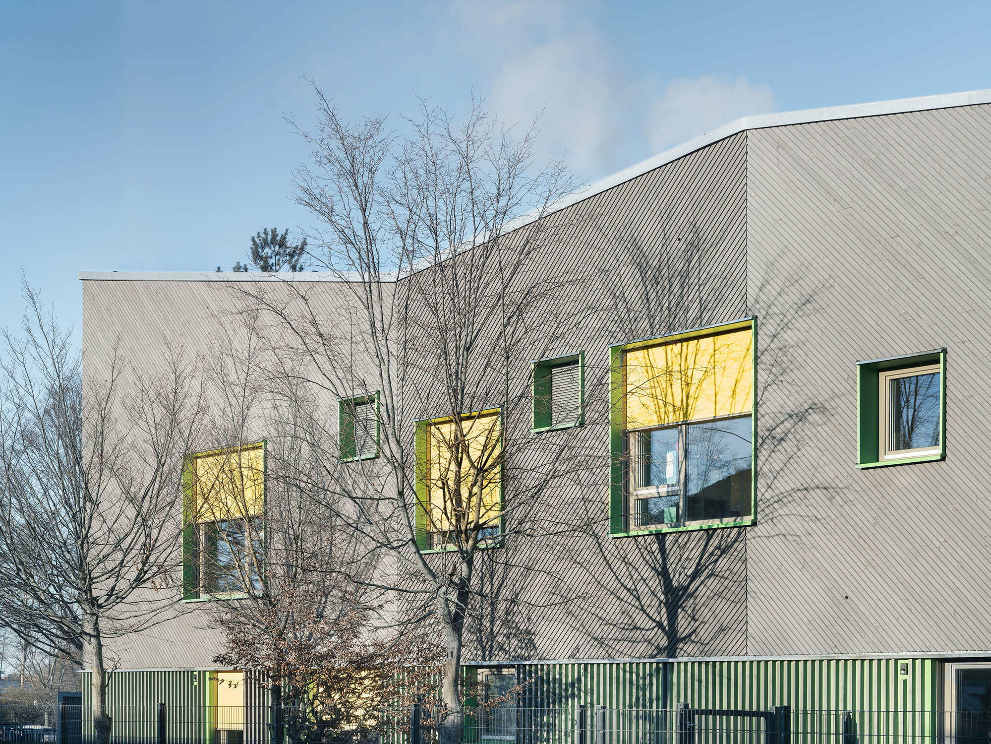 Die diagonalen Lamellen an der Fassade erzeugen die optische Täuschung von Bewegung, wo eigentlich eine ebene Fläche ist.
