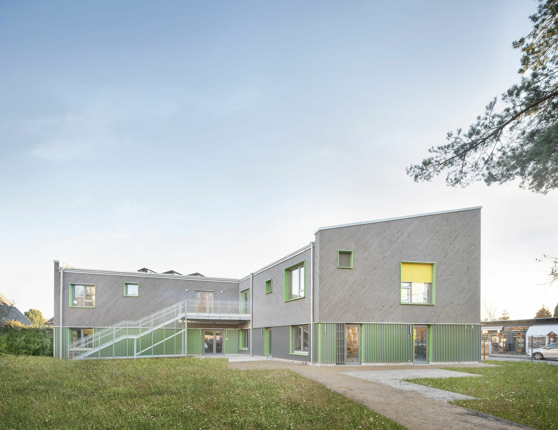 Eingang und Garten liegen vor Lärm geschützt auf der Hofseite.