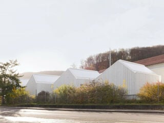 Yonder – Architektur und Design planten das Ensemble für den Verkehrsdienst; die Werkstätten und Waschgaragen sind im Nordosten des Grundstücks aufgereiht.
