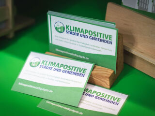 Die Mitmach-Initiative „Klimapositive Städte und Gemeinden“ unterstützt Kommunen dabei, die Themen Klimaschutz und Nachhaltigkeit schneller, breiter und zielorientierter umzusetzen.