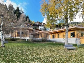Die Schulanlage ist auf einer bestehenden Tiefgarage errichtet; das Architekturbüro Clavuot plante das Ensemble aus drei einstöckigen Erweiterungsbauten. 