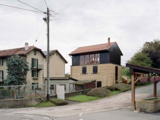 In Chavornay haben Madeleine architectes und Studio François Nantermod auf Basis eines alten Bauernhauses das Wohn- und Geschäftshaus La Recette geschaffen.
