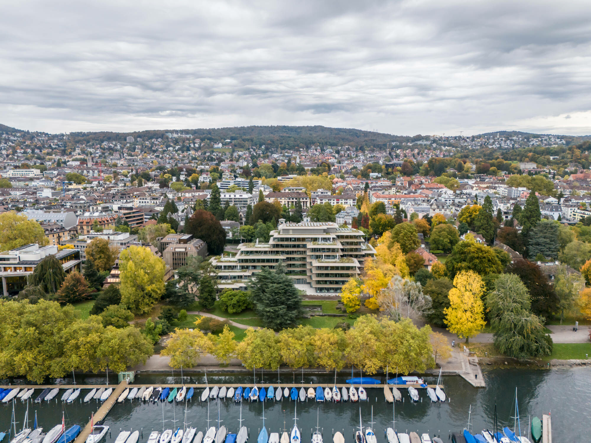 Bürogebäude Bellerivestrasse 36 steht direkt am Ufer des Zürichsees, umgeben von einem öffentlichen Park.