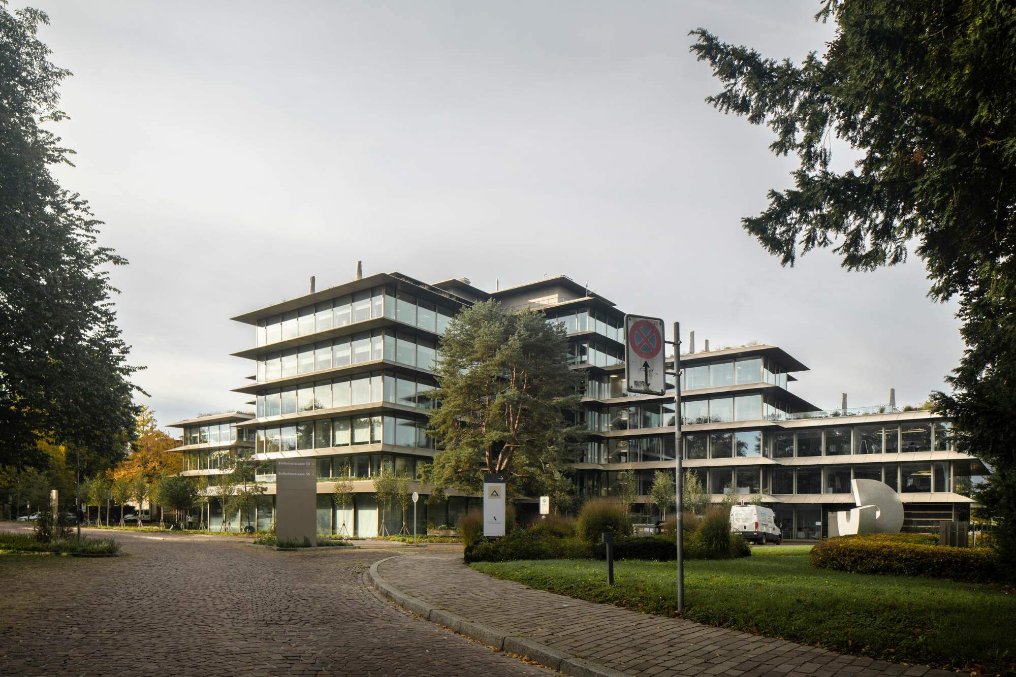 Der Umbau verwandelte den Bestand in ein offeneres und vor allem klimagerechtes Bürohaus.