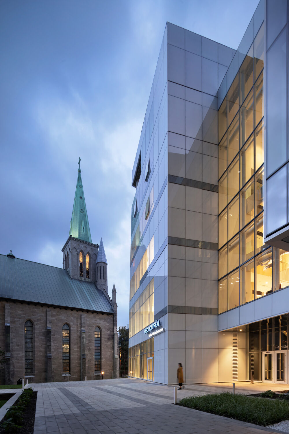 Der Neubau steht prominent im historischen Stadtkern neben der Sankt Patricks Basilika.