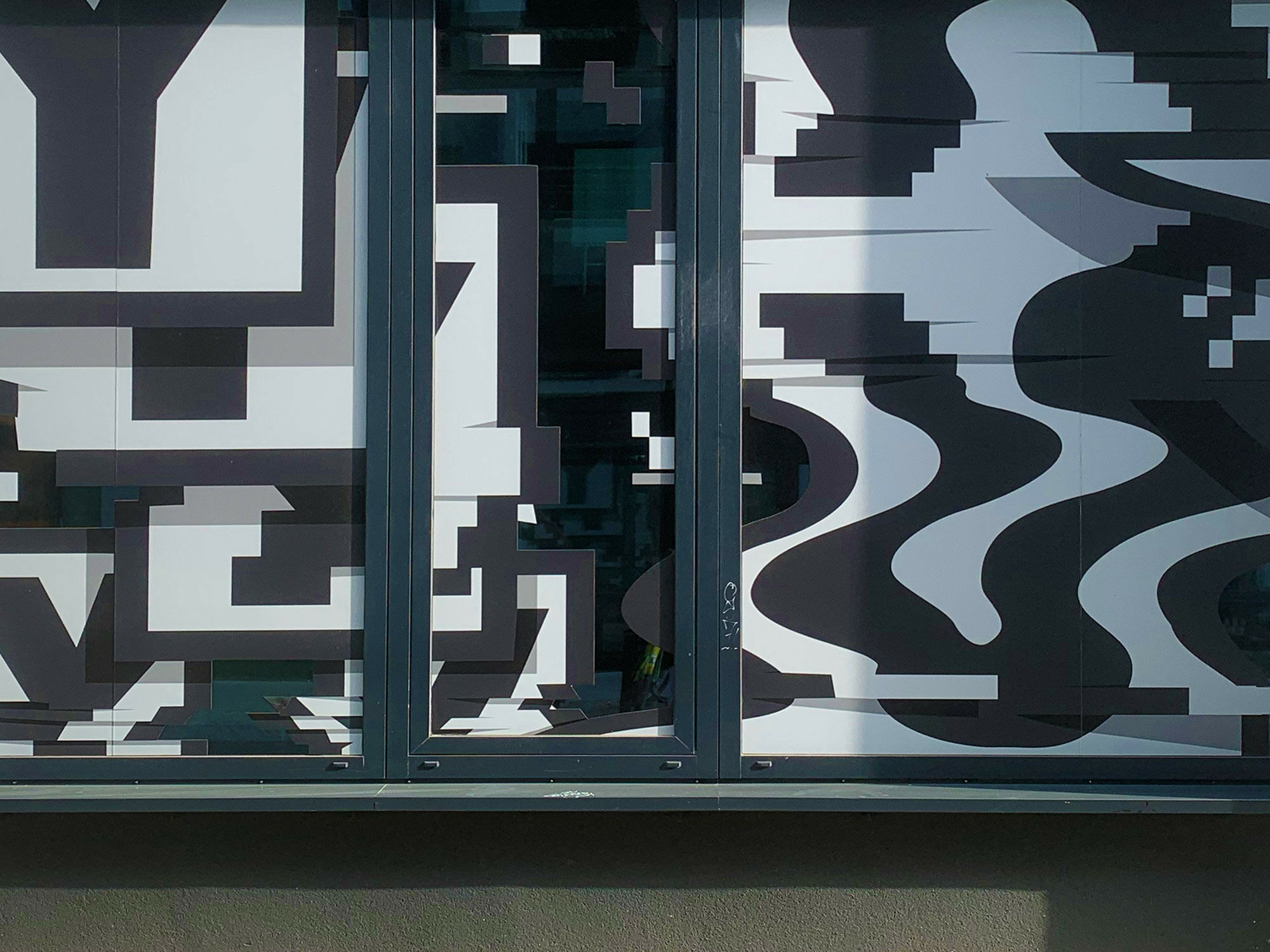Nicht-vollflächige Sichtschutzfolien mit grafischen Mustern, Streifen, Bordüren oder ähnlichen Cut-Outs können sogar Tape-Art ähneln.