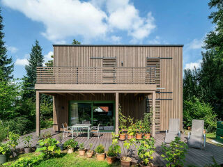 Das Wohnhaus nach Plänen vom Architekturbüro Stefan Schäfer fügt sich durch seine Materialität harmonisch in die Umgebung mit viel altem Baumbestand ein.