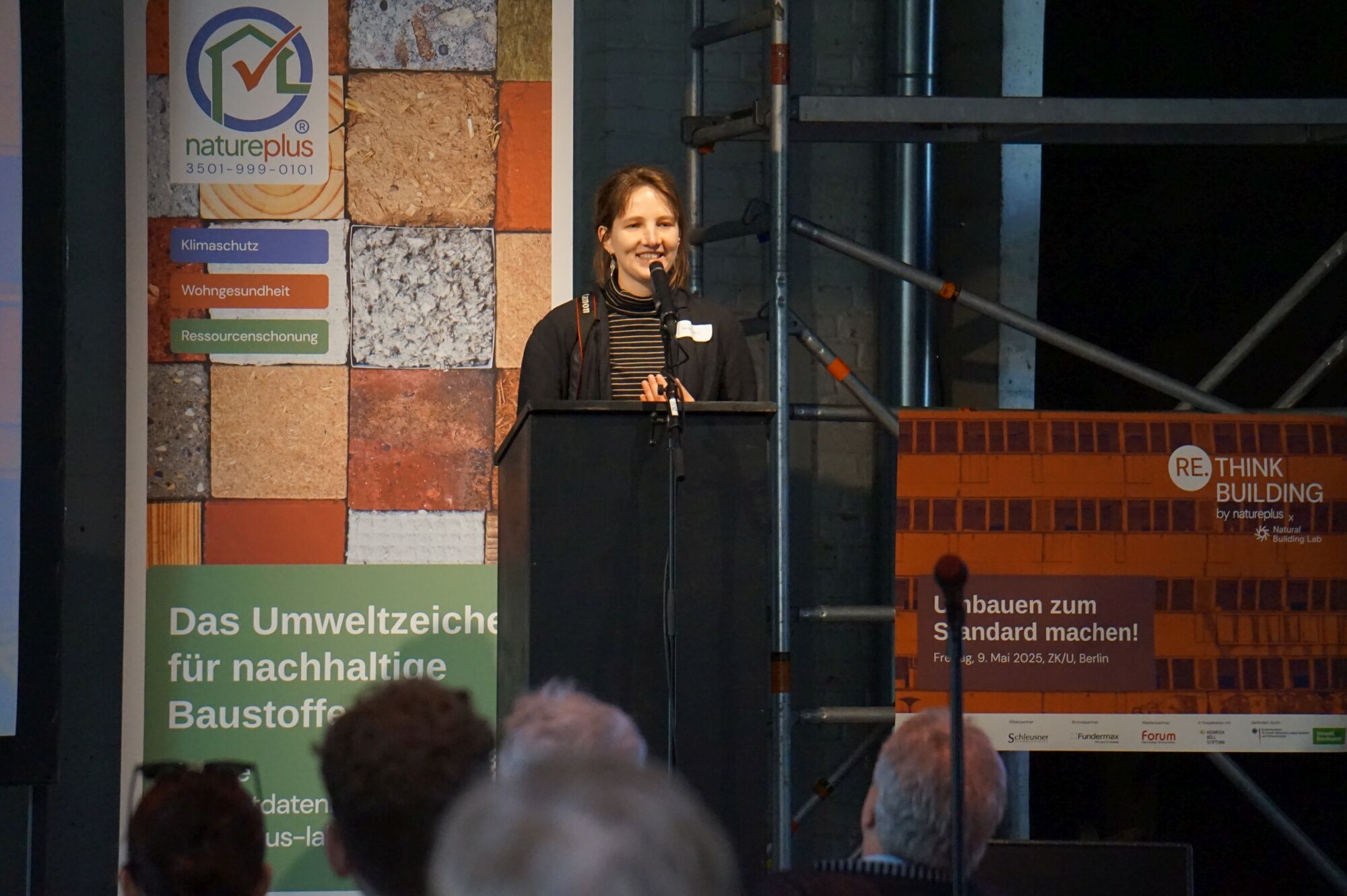 Organisiert  wurde die Veranstaltung vom Verein Natureplus in Kooperation mit dem Natural Building Lab der TU Berlin.