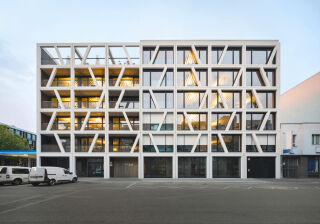 In seiner markanten Fassade aus weißen Betonfertigteilen integriert das Bürogebäude in der Ritterstraße 16 von Richter Musikowski Architekten außenliegenden Sonnenschutz von Warema als zentrale architektonische Ebene.
