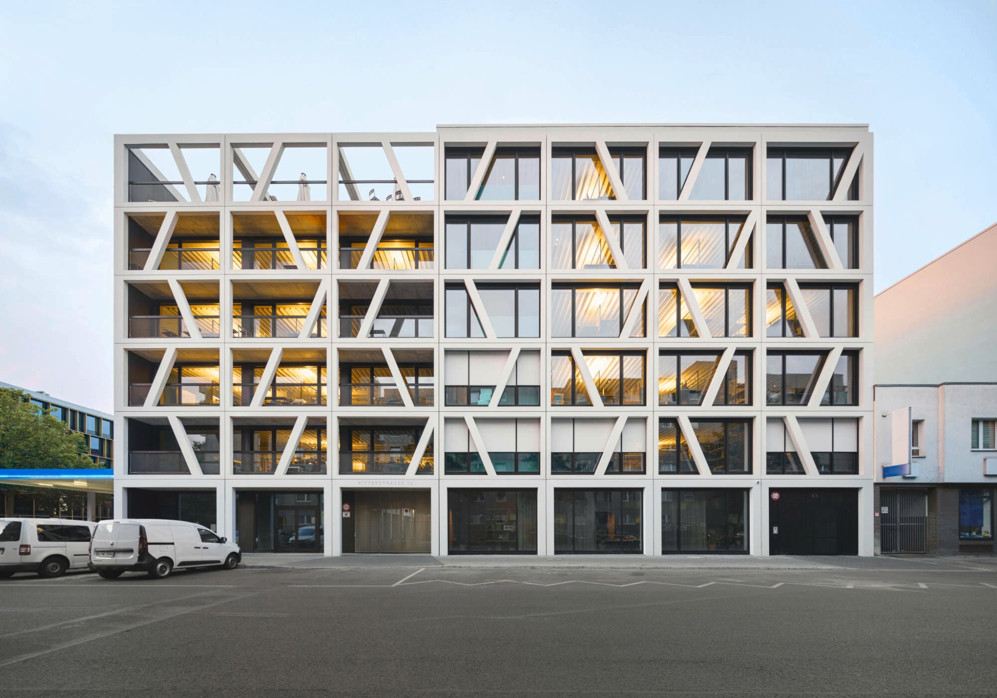 In seiner markanten Fassade aus weißen Betonfertigteilen integriert das Bürogebäude in der Ritterstraße 16 von Richter Musikowski Architekten außenliegenden Sonnenschutz von Warema als zentrale architektonische Ebene.