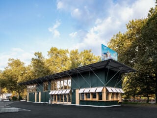 Am Sihlquai im Zürcher Zentrum ist im Oktober 2024 eine neue Fernbusstation in Betrieb gegangen.