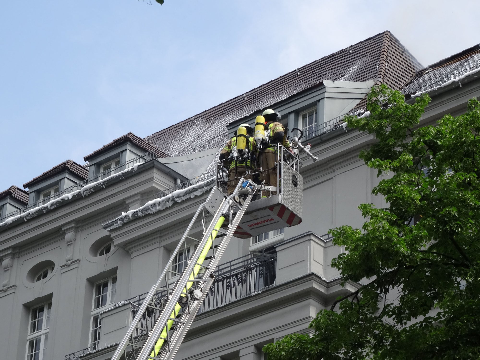 Nach Einsätzen, insbesondere bei Bränden, ist die Einsatzkleidung häufig mit Ruß, giftigen Verbrennungsrückständen oder sogar krebserregenden Substanzen belastet. 