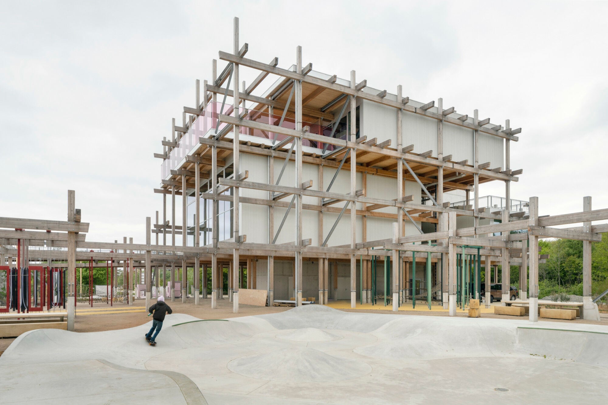 Die zu großen Teilen frei bewitterte Konstruktion basiert auf einem Raster: In das Tragwerk aus Stützen und Trägern aus Brettschichtholz sind fünf verschieden große Quader in Massivholzbauweise eingeschoben.