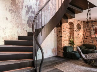 In der von EHAM gestalteten Maisonette-Wohnung finden sich Fundstücke und Ideen von den vielen Reisen des Bauherrn.