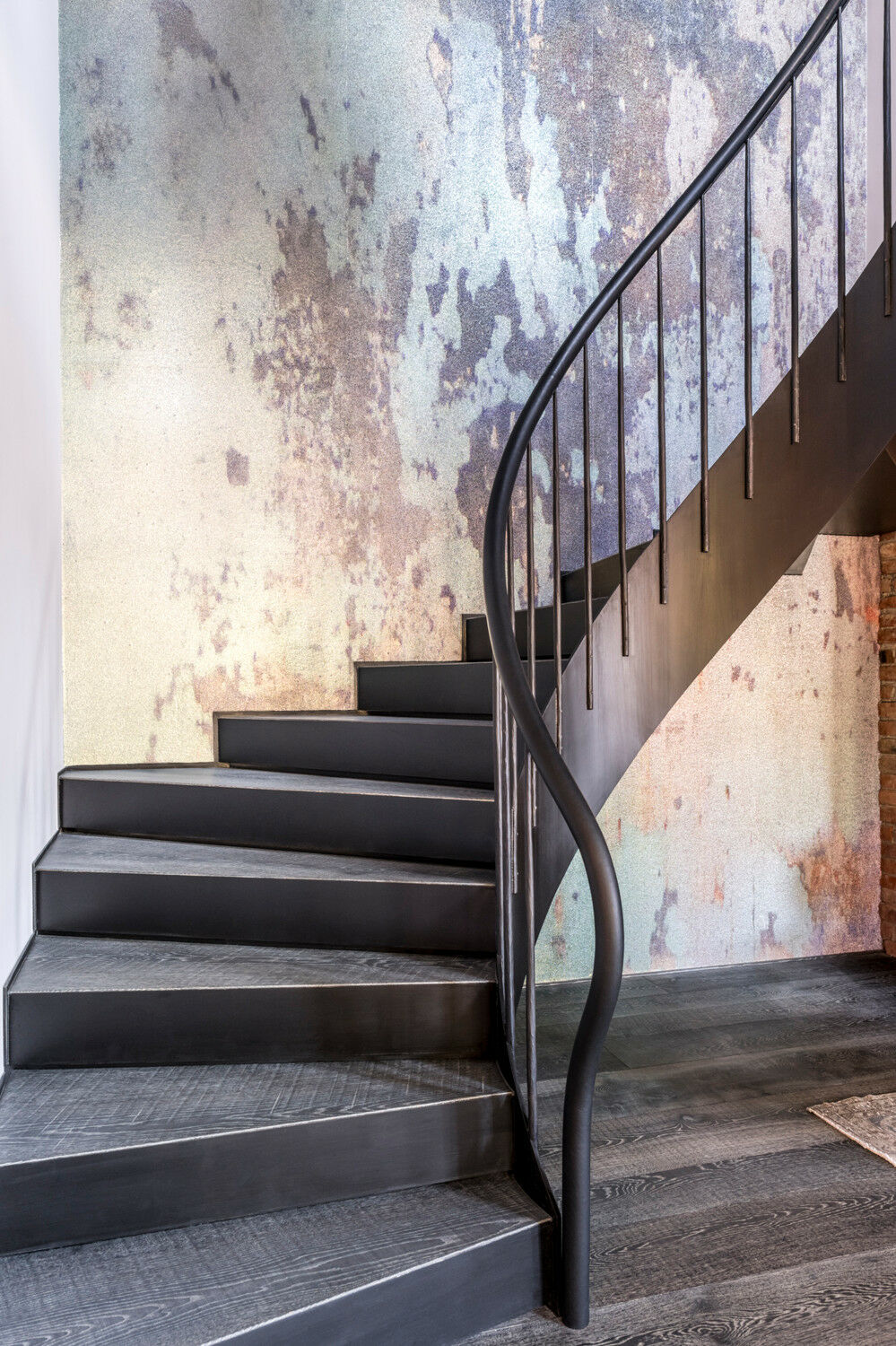 Die Treppe ist ein filigranes, gewendeltes Stahlfaltwerk, das in seiner Idee ebenfalls einer Reise entsprang.