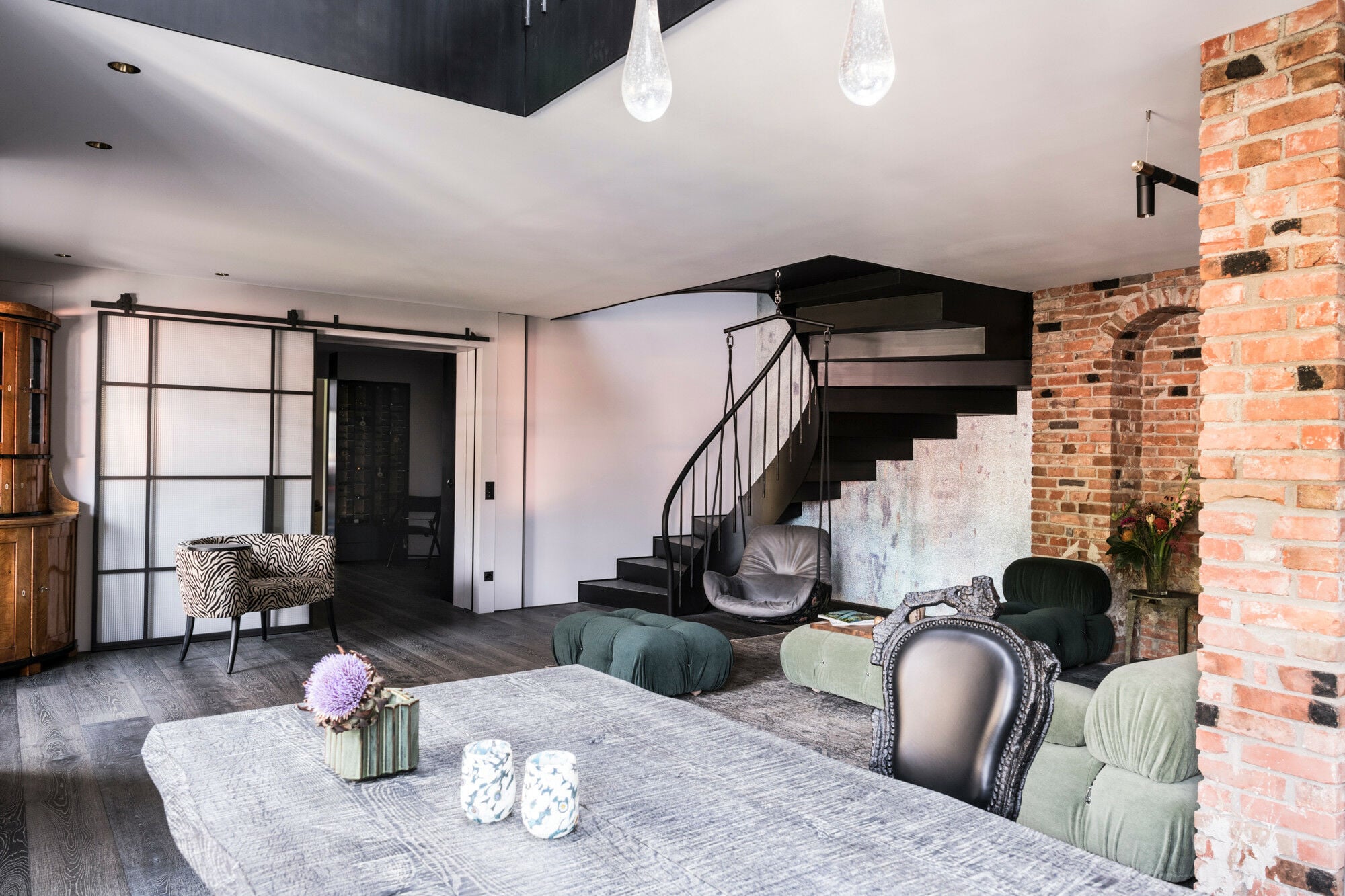 So entstand ein Stil- und Materialmix mit Assoziationen an verschiedene Orte und Zeiten.