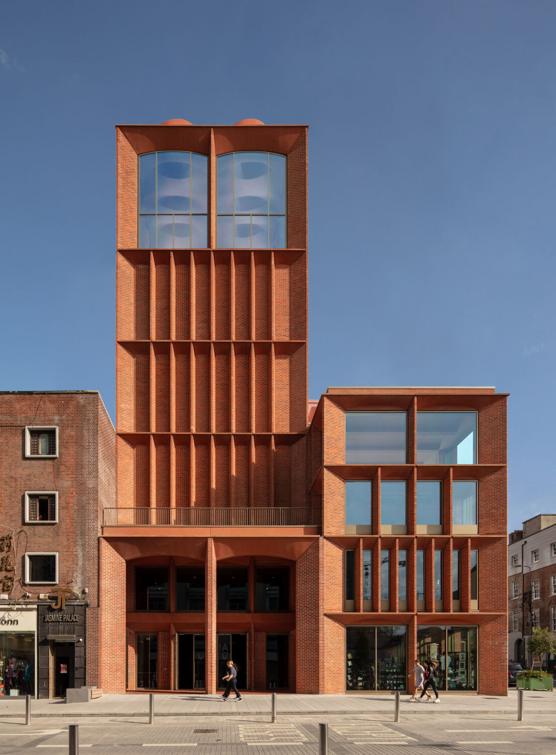 Gelegen an der O’Connell Street, einer zentralen Einkaufsstraße, musste sich das Bauwerk in einen engen, denkmalgeschützten Stadtkern einfügen.