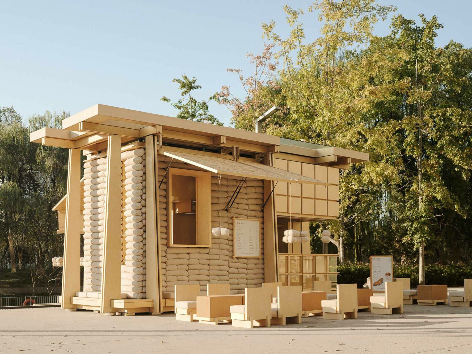 Das chinesische Büro F.O.G. Architecture hat ein mobiles Pop-up-Café für eine Bäckereikette entworfen.