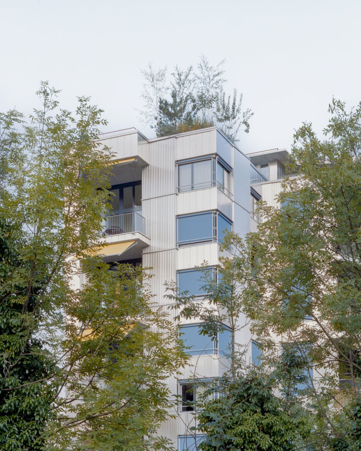 Bereits aus der Ferne fällt die Aluminiumfassade des Gebäudes ins Auge, deren matt schimmernde Oberfläche an die metallische Beschaffenheit von Turbinen denken lässt. 