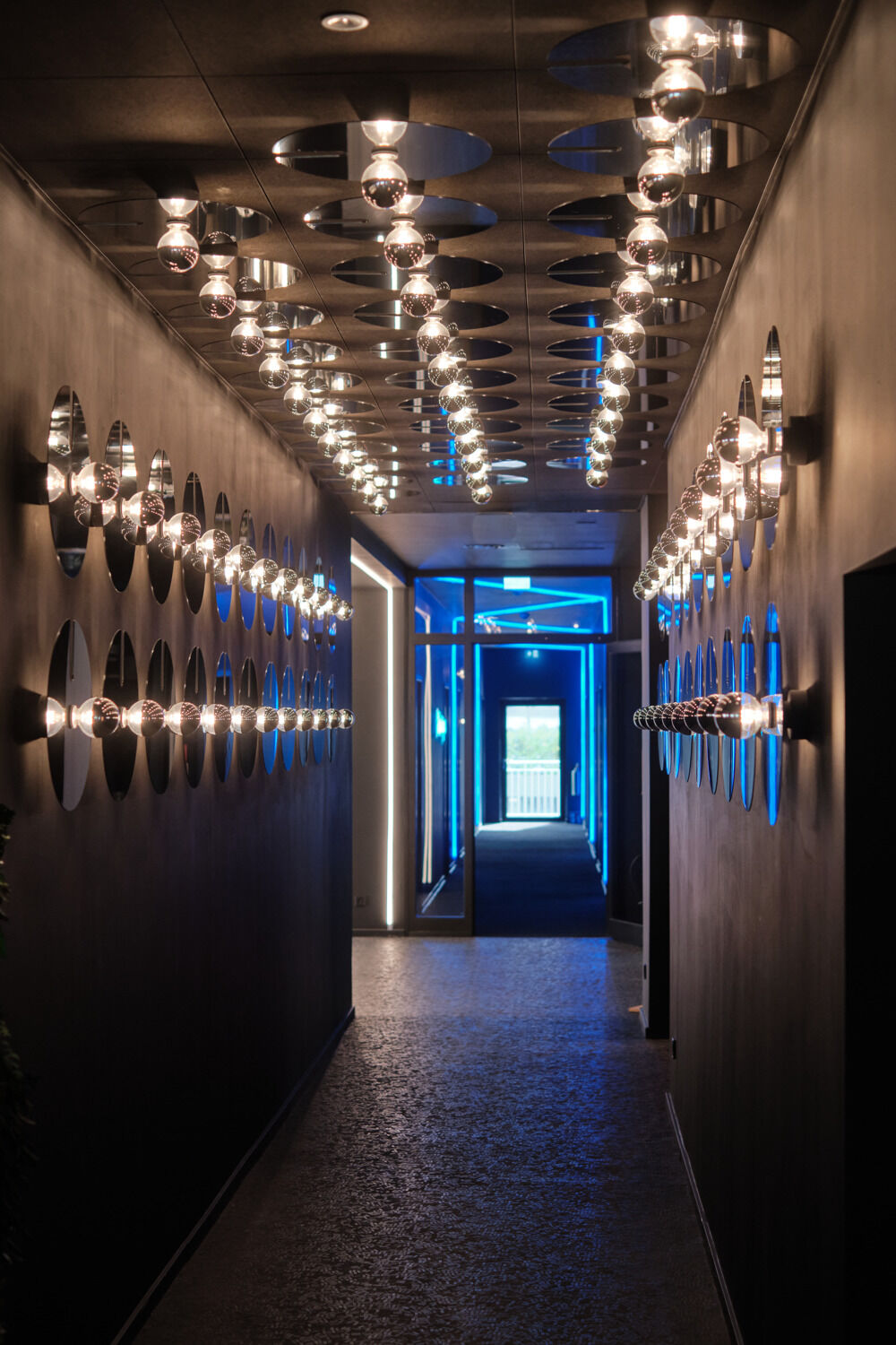 Glamourös ist auch der Gang ins Restaurant, dank eines Lichttunnels aus Glühlampen, die vor Spiegeln leuchten.