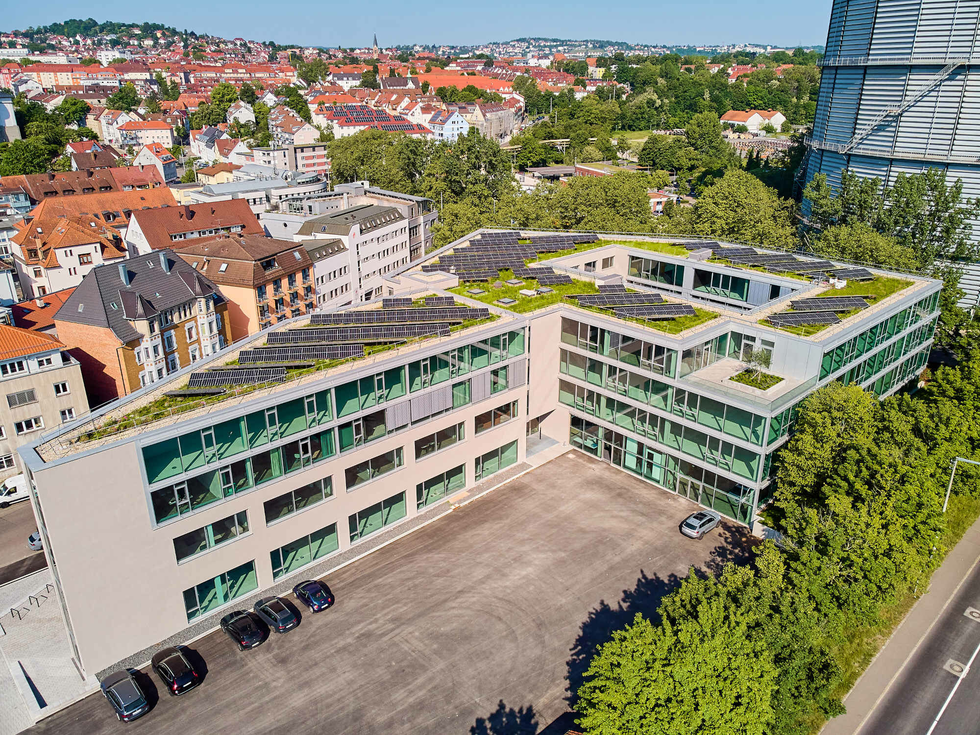 Gründach mit Photovoltaik auf dem Bürogebäude Valley One24 in Stuttgart