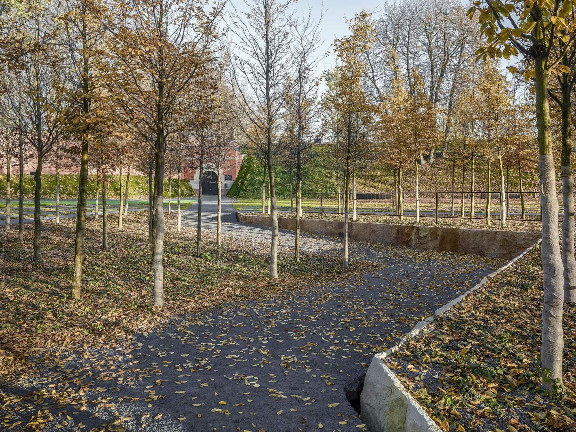Ein Rundweg führt die Besuchenden an verschiedenen Etappen vorbei durch Landschaft und Gebäude. 