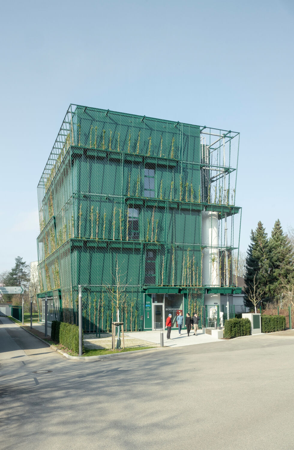 Ein bewusst gesetzter Kontrapunkt zur technischen Rationalität der Architektur ist die vertikale Fassadenbegrünung. 