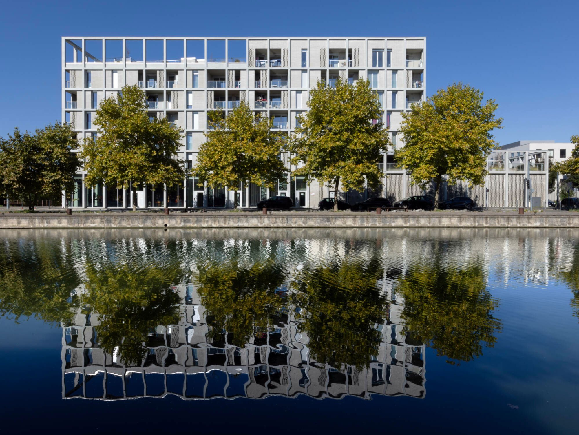 Das Hannah Arendt House von dem Büro Coldefy liegt im Quartier Rives de la Haute-Deûle, direkt am Fluss.