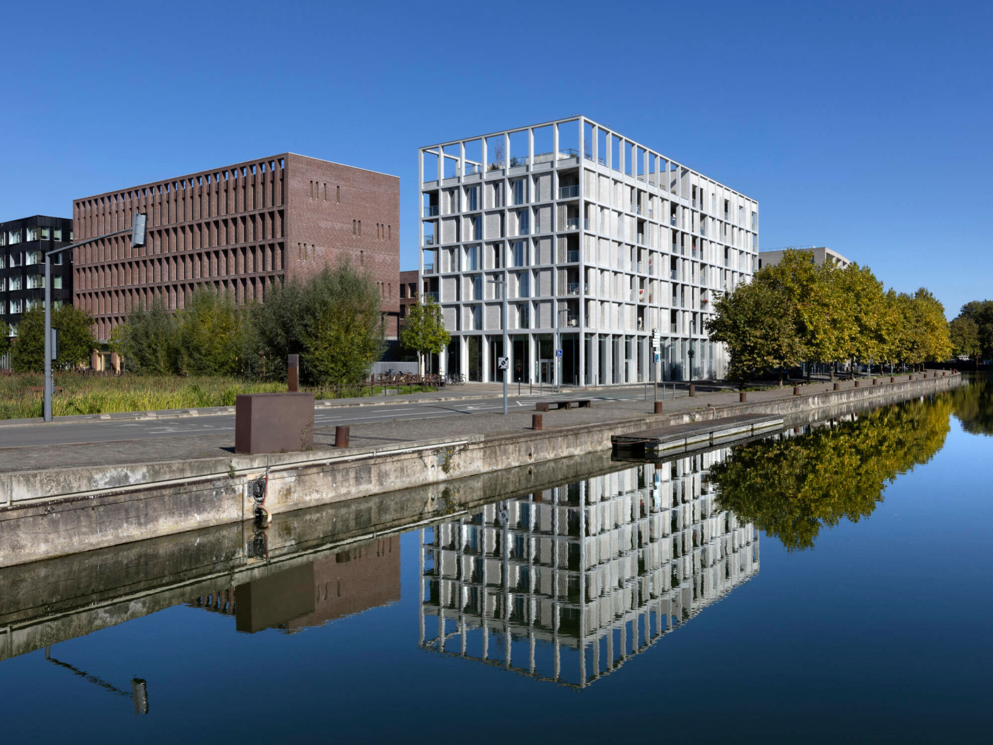 43 geförderte Wohnungen verteilen sich auf ein sehr geometrische wirkendes Gebäude, das durch Betonraster und Ziegelmauerwerk mit durchbrochener Struktur geprägt ist. 
