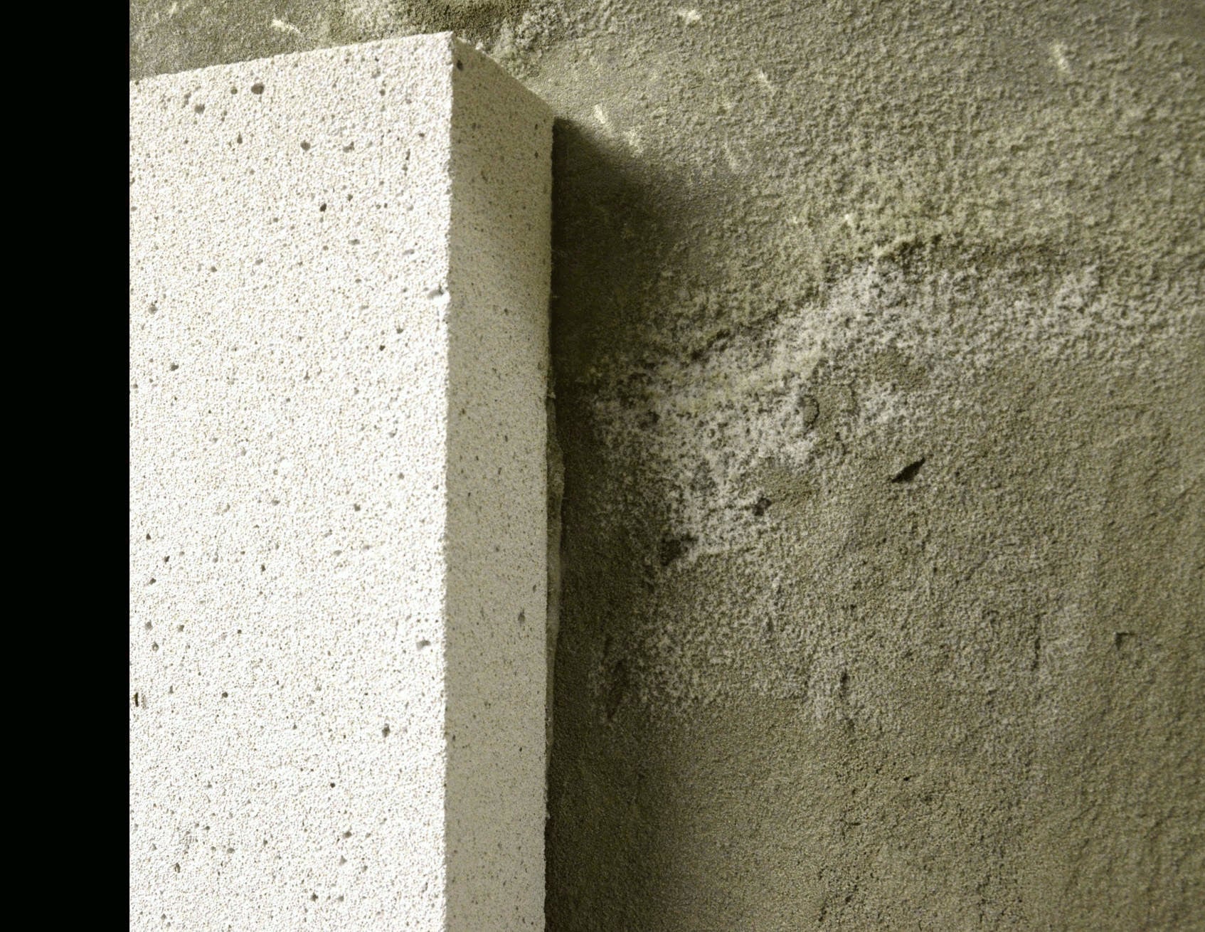 Schloss Gütersfelde nach der Sanierung: 1804 war es nach Plänen des Architekten Friedrich Gilly im klassizistischen Stil errichtet, 65 Jahre später im Stil der französischen Neorenaissance erweitert und umgebaut worden. Eine erneute Vergrößerung und die Ergänzung des Parks erfolgte nur wenige Jahre danach.