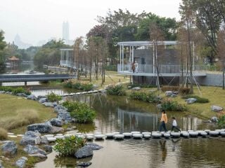 Bei dem landschaftsarchitektonischen Projekt Shenzhen Lotus Water Culture Base handelt es sich um einen öffentlichen Park auf einer unterirdischen Wasseraufbereitungsanlage.