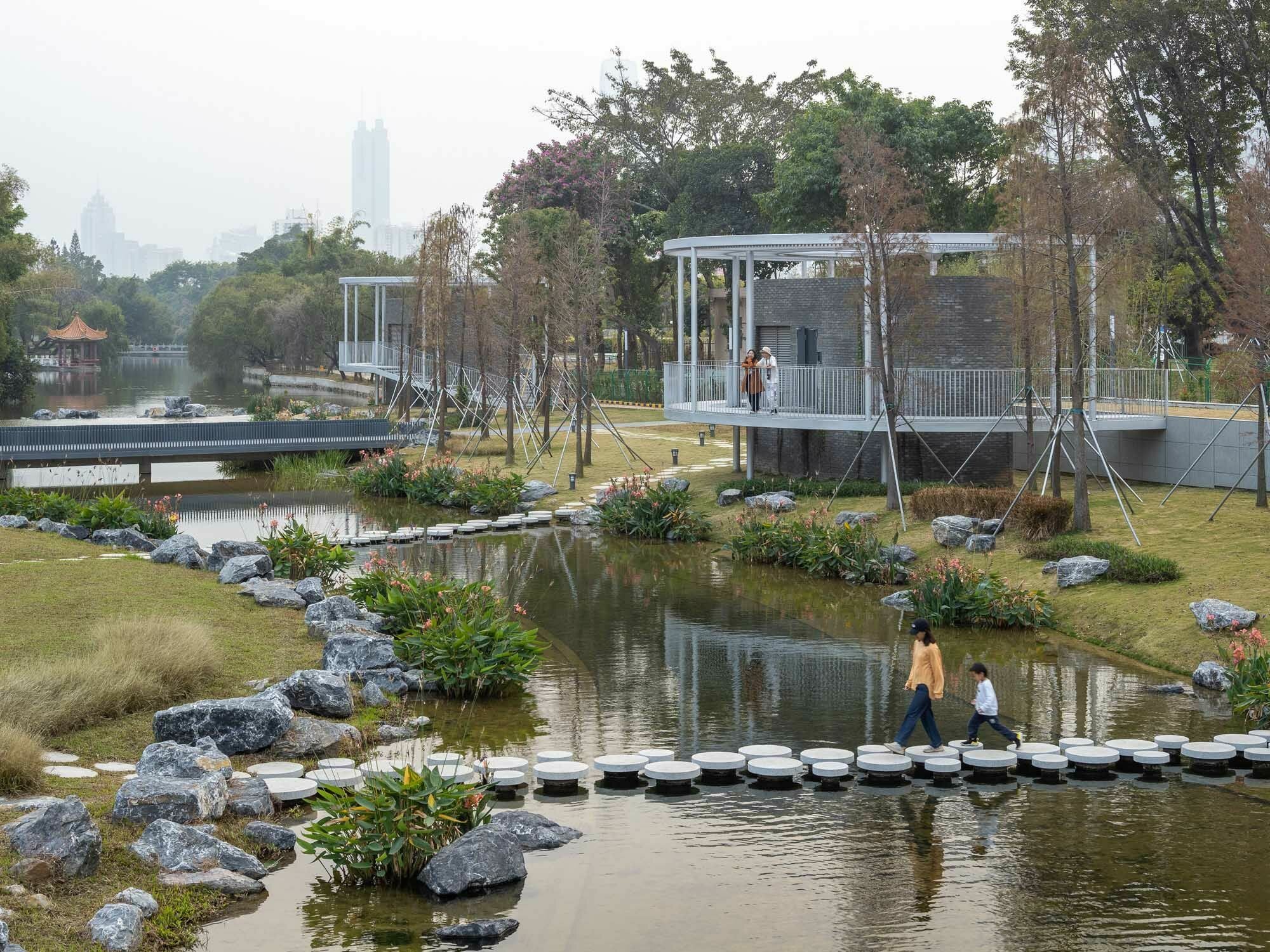 Bei dem landschaftsarchitektonischen Projekt Shenzhen Lotus Water Culture Base handelt es sich um einen öffentlichen Park auf einer unterirdischen Wasseraufbereitungsanlage.