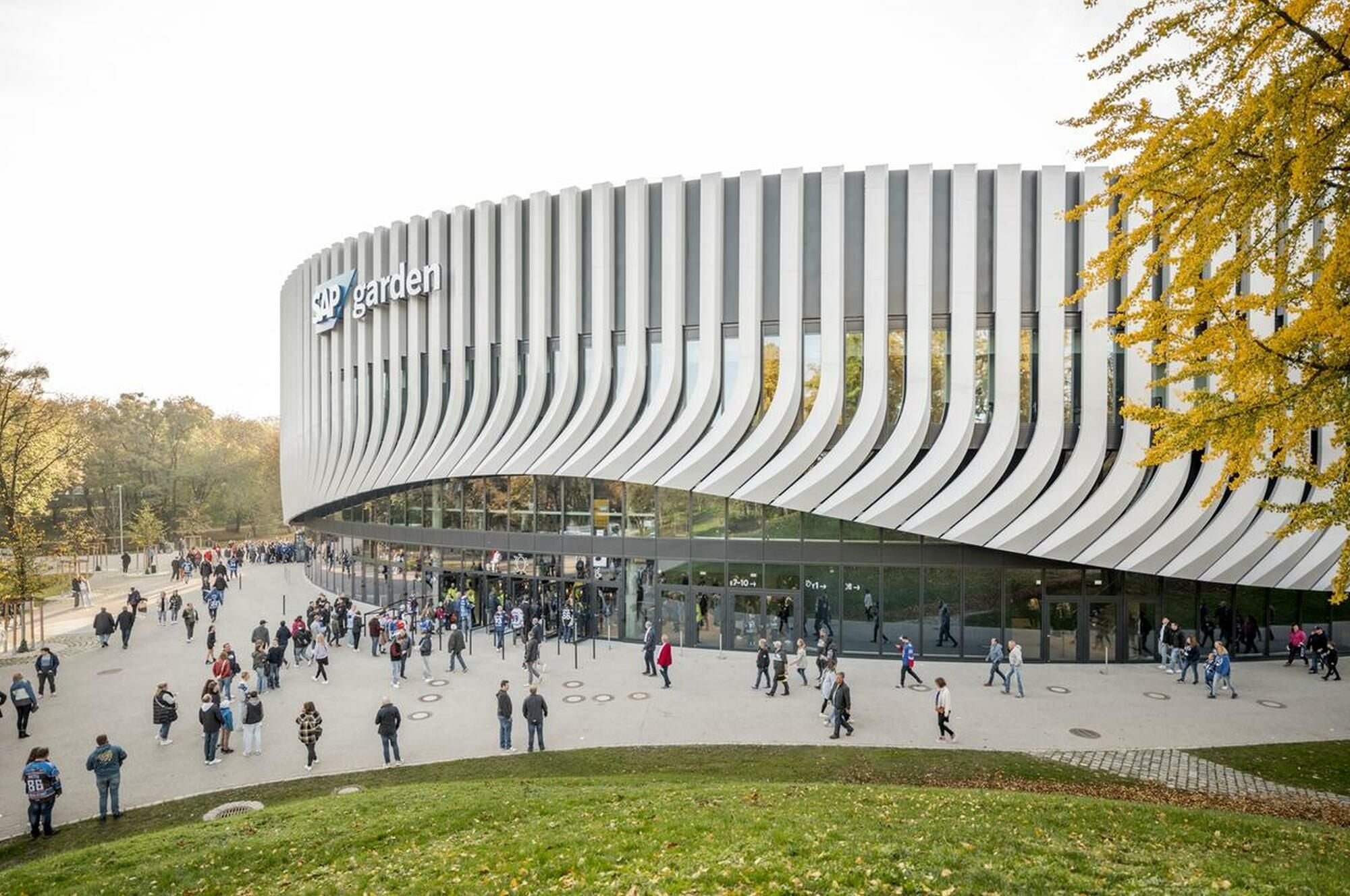 In enger Zusammenarbeit mit CL MAP und Latz + Partner entstand mit SAP Garden ein ovales Bauwerk, das sich dank seiner geschwungenen Formen und eines begrünten Dachs in die hügelige Topografie einfügt.