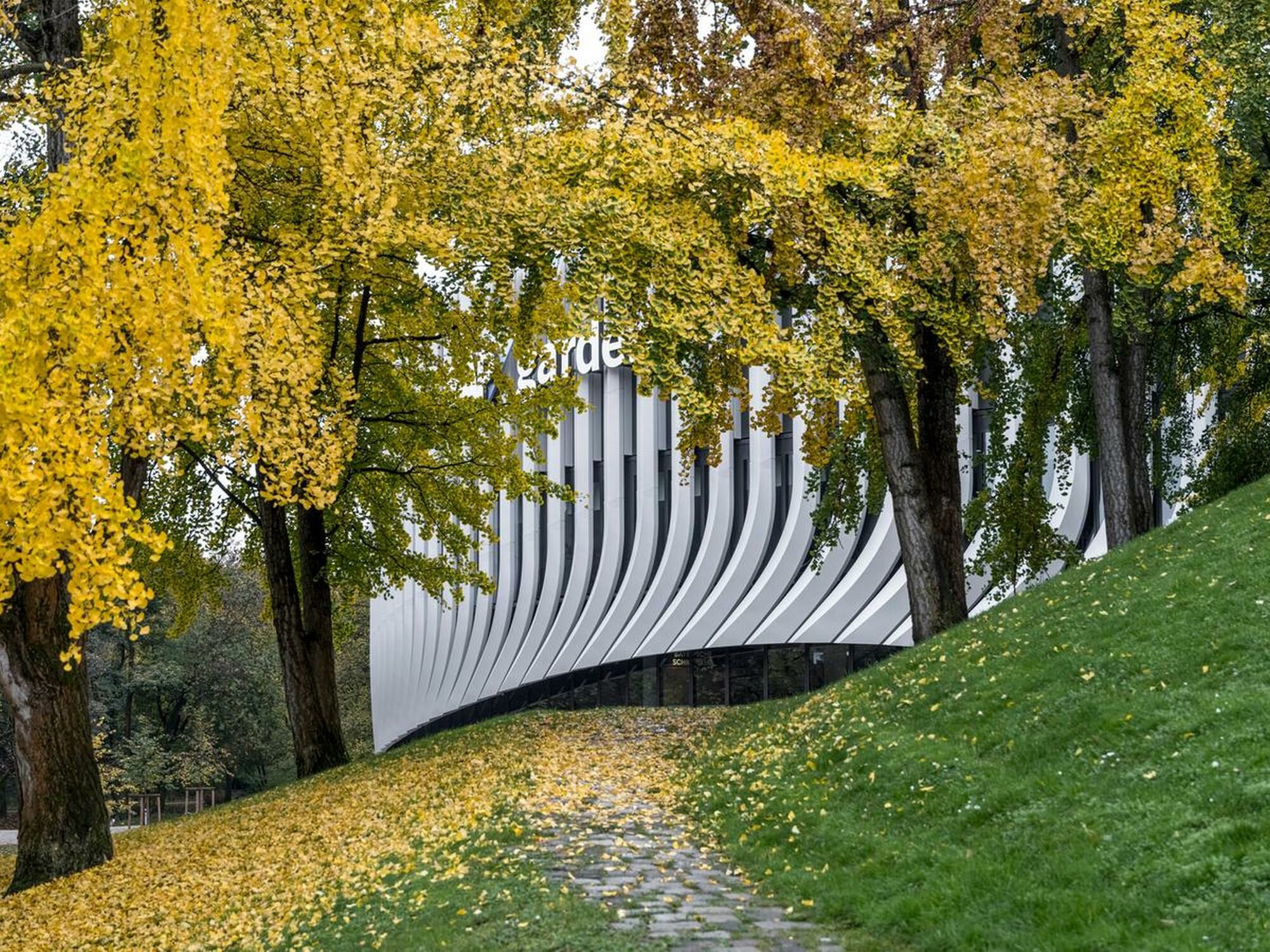 Entworfen von Günther Grzimek im Rahmen der Olympischen Spiele 1972, verbindet der Park natürliche Topografie mit funktionalen Sport- und Freizeitflächen.