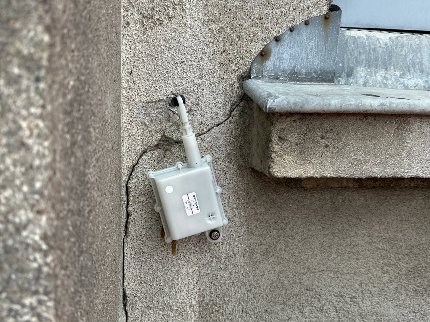 Die Überwachung von Rissen an Bauwerken liefert wichtige Hinweise auf strukturelle Veränderungen.