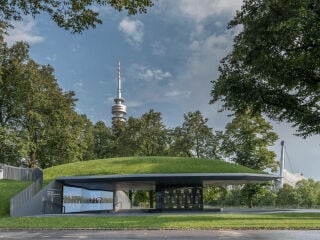 Zwischen Olympiadorf- und park erinnert eine von Brückner & Brückner Architekten entworfene Gedenkstätte an das Attentat von 1972.