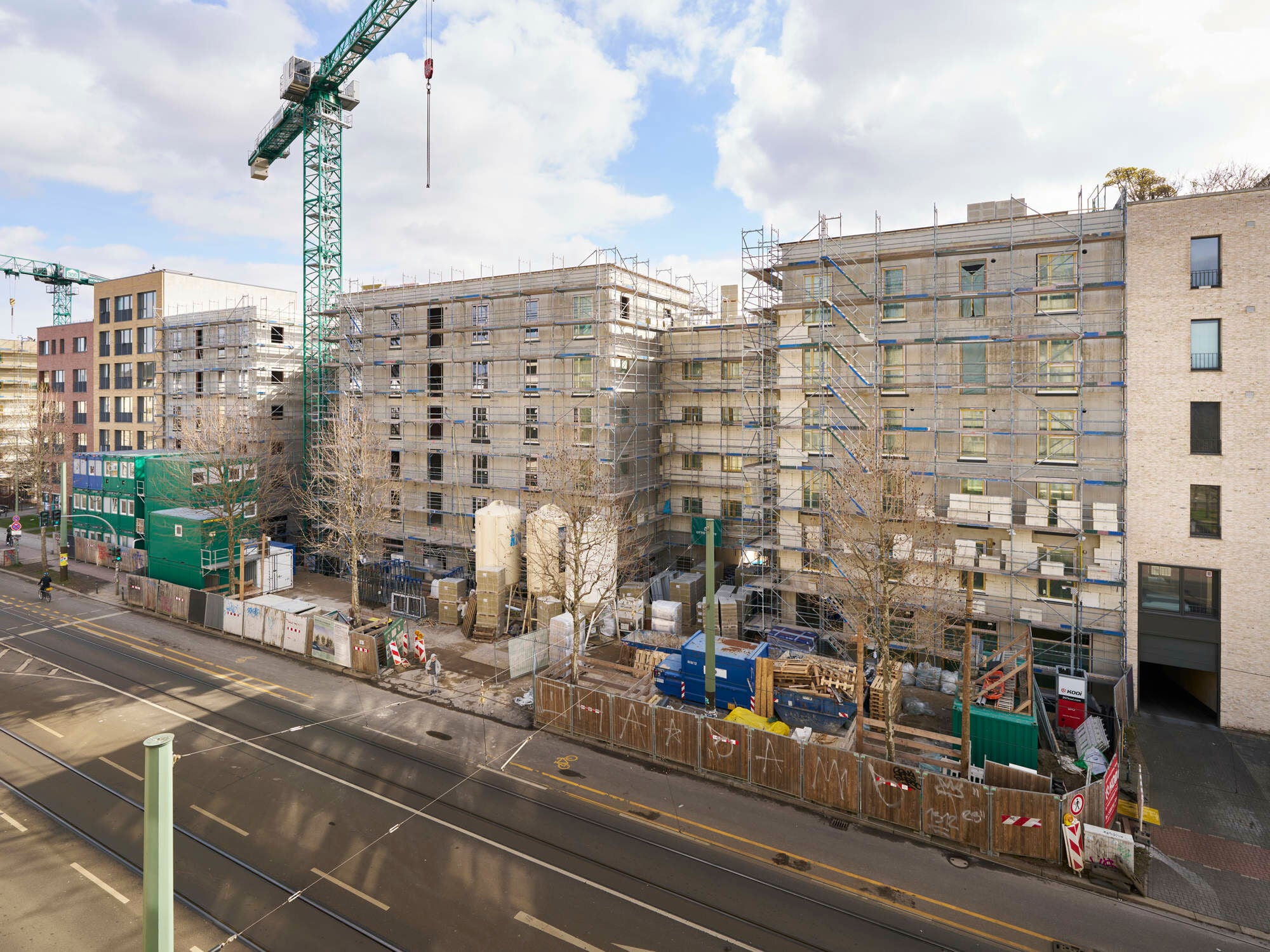 Am früheren Mauerstreifen in Berlin entstanden zwei Wohn- und Geschäftshäuser, deren WDVS Steinwolle mit Klinkerriemchen kombiniert.