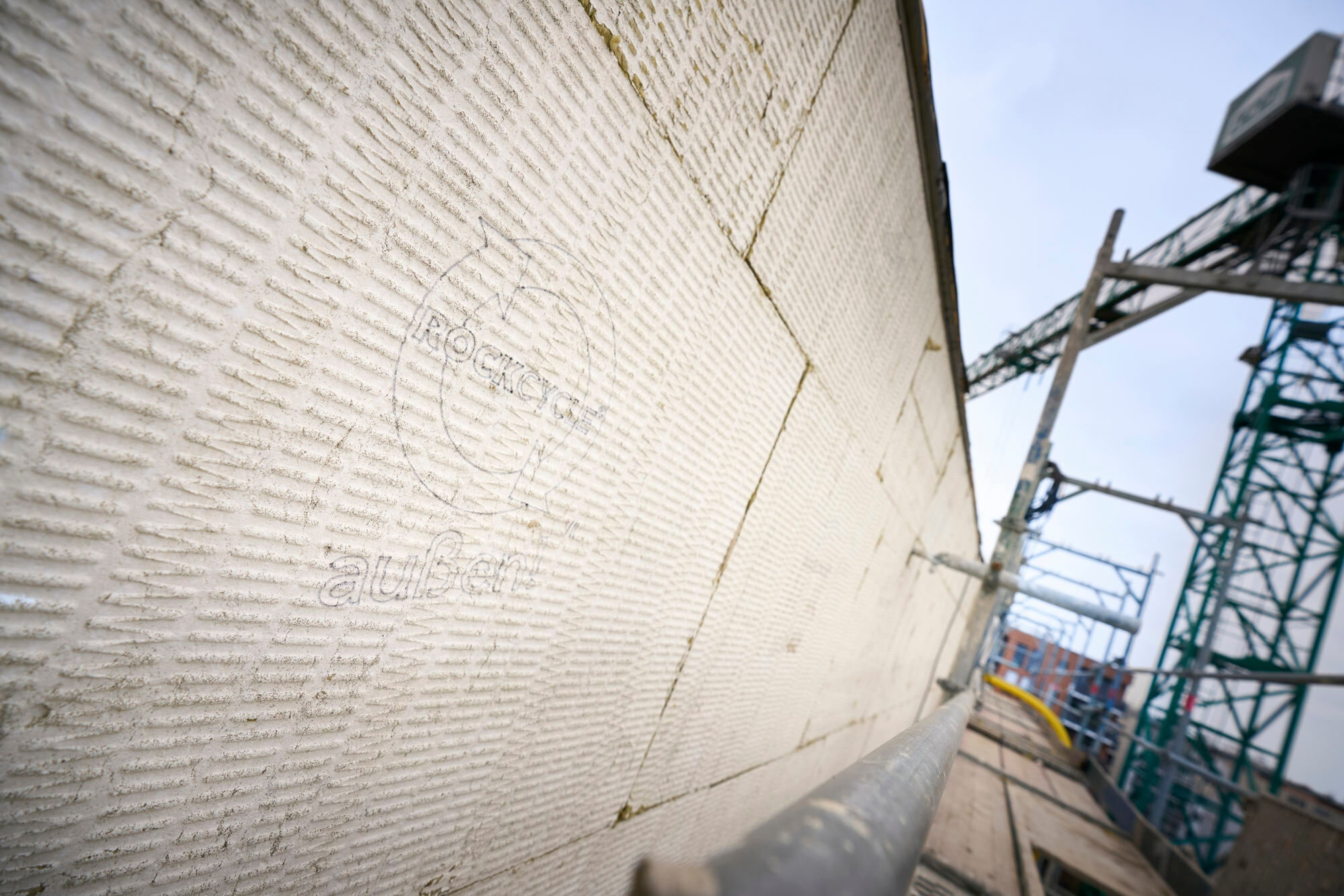 Für das WDVS wurde auf die Steinwolle-Dämmplatte Coverrock X-2 des Herstellers Rockwool zurückgegriffen.