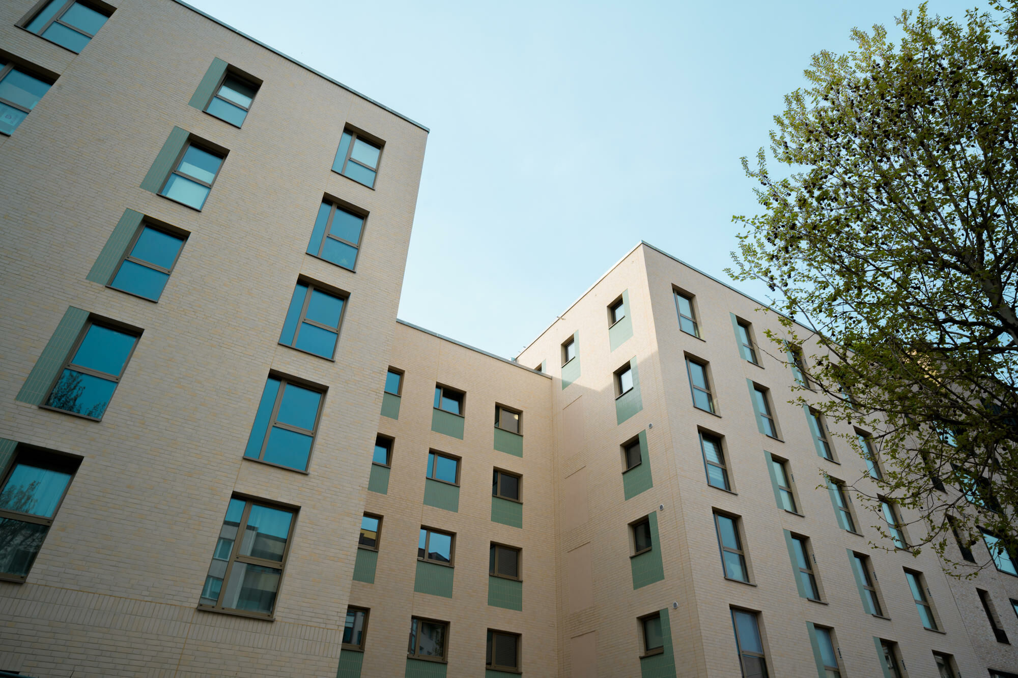 Geplant haben die Neubauten MARS Architekten und Linie Creutzfeldt Architekten, im Auftrag der Wohnungsbaugesellschaft Berlin-Mitte (WBM).