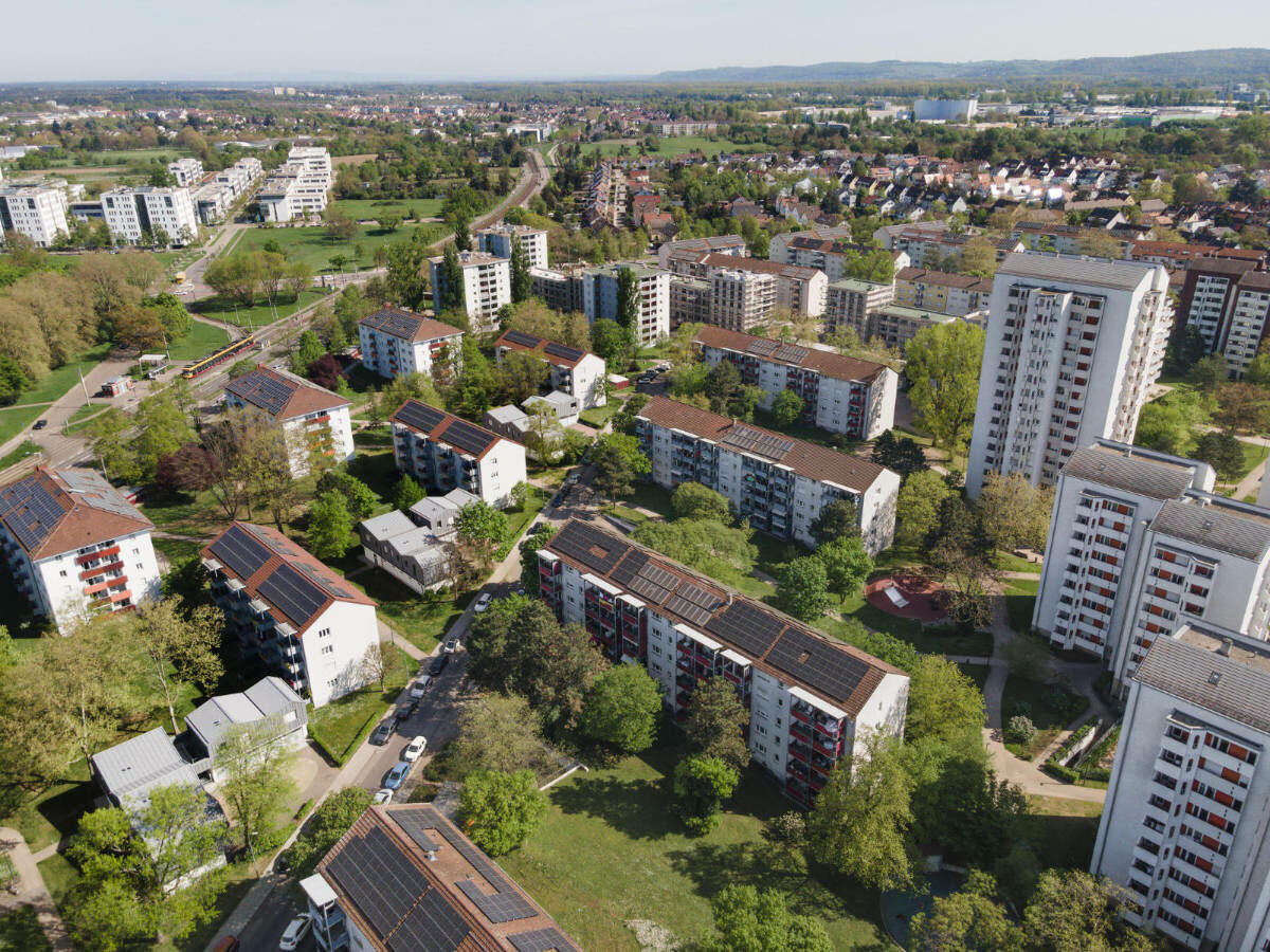 Die drei nahezu baugleichen Garagenanlagen befinden sich inmitten einer großzügigen Nachkriegssiedlung im Stadtteil Rintheim.