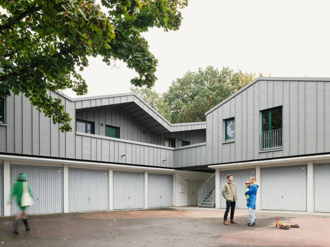 Für die Garagenaufstockung in Karlsruhe zeichnen sich Falk Schneemann Architektur verantwortlich.