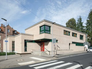 Im unterfränkischen Bad Kissingen wurde das einstige evangelische Gemeindehaus nach Plänen von Schlicht Lamprecht Kern Architekten für die heutige Büronutzung transformiert.  
