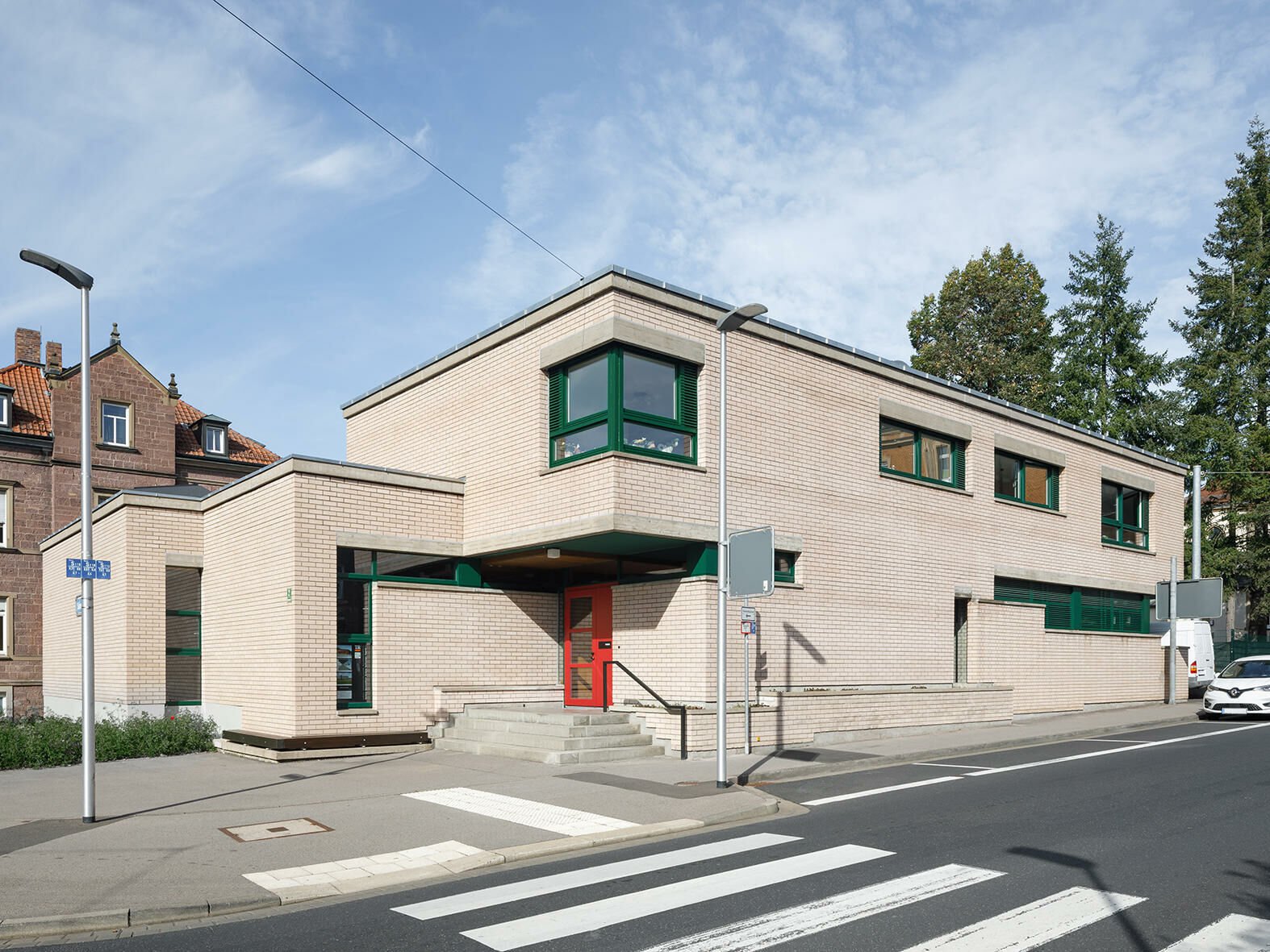 Im unterfränkischen Bad Kissingen wurde das einstige evangelische Gemeindehaus nach Plänen von Schlicht Lamprecht Kern Architekten für die heutige Büronutzung transformiert.  