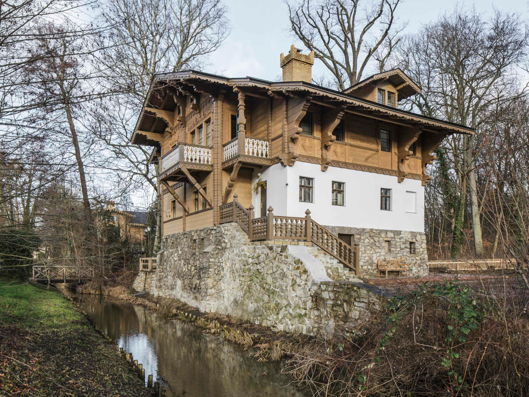 Kennzeichnend sind auch der gemauerte Sockel aus Feldsteinen und das abgesetzte Eingangsgeschoss.