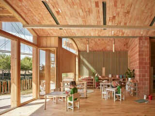Gradolí & Sanz Arquitectes entwarfen die neue Imagine Montessori Schule im spanischen Paterna, rund zehn Kilometer nordwestlich von Valencia.