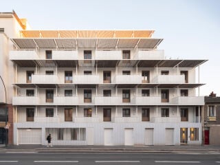 In Saint-Denis bei Paris hat das Büro DREAM (Paris/Nizza) 2025 ein Wohnensemble mit 44 Einheiten in serieller Holzhybridbauweise fertiggestellt.