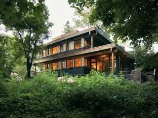 Am Rande von Washington D.C. wurde 2021 ein Einfamilienhaus mit Baumrindenfassade fertiggestellt. Geplant hat es das Architekturbüro BLDUS.