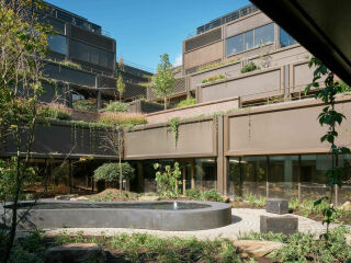 Peter Foggo (1930-1993) entwarf das Bürogebäude 1973, vier Jahre später wurde es übergeben und seitdem genutzt.